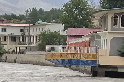 Pakistan security forces 'shooed away' by flood-hit citizens in Sindh