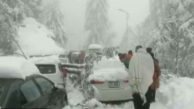 Pakistan: Heavy snow leaves 21 people stranded in their cars dead in Murree