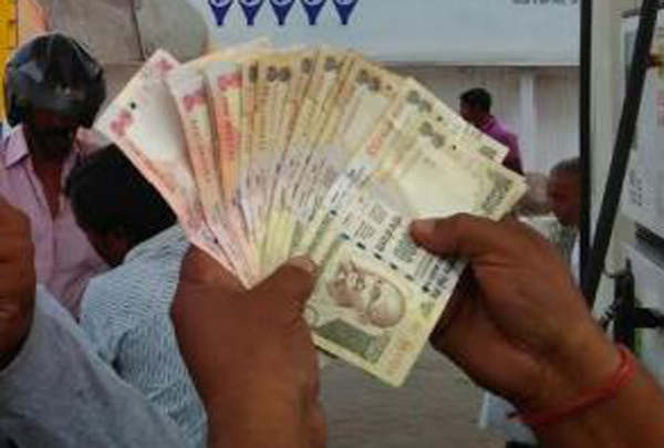 Govt decides to allow farmers to purchase seeds with the old high denomination bank notes of Rs.500 from Centres, others