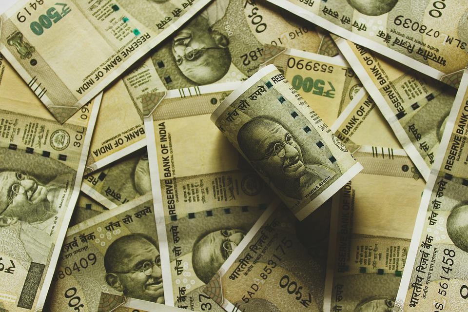 Indian Rupee falls 7 paise against USD