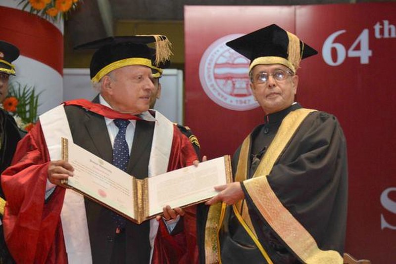 M.S. Swaminathan receiving a national award from then-President, Pranab Mukherjee in 2015. Photo by MSSRF/Flickr.