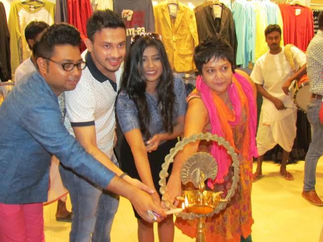 Max launches 'Utsaver Amontron', a festive collection in Kolkata