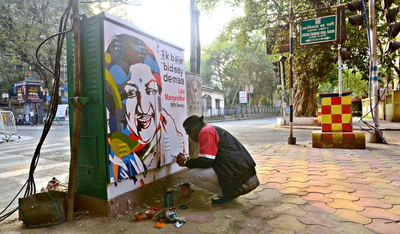 Kolkata artist Ranjit Das pays tribute to late Lata Mangeshkar through street graffiti