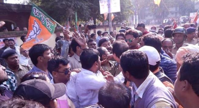 BJP holds programme protesting law violation in Kolkata