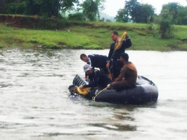 Navy divers locate bus wreckage from Maharashtra bridge collapse 