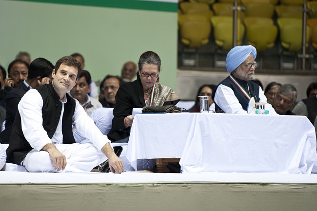 Sonia, Rahul, Manmohan breathe fire at save democracy rally