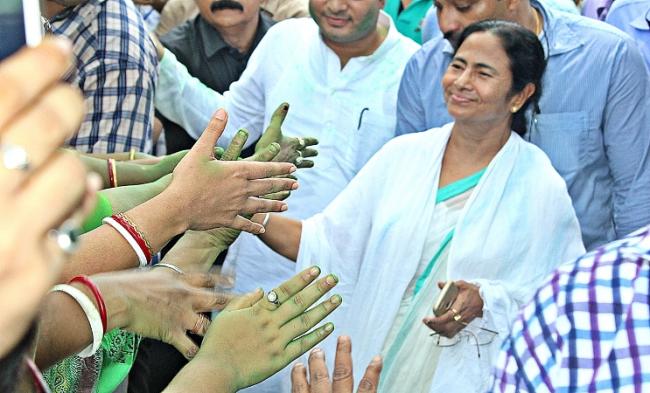 Mamata Banerjee wishes Sonia Gandhi on her birthday