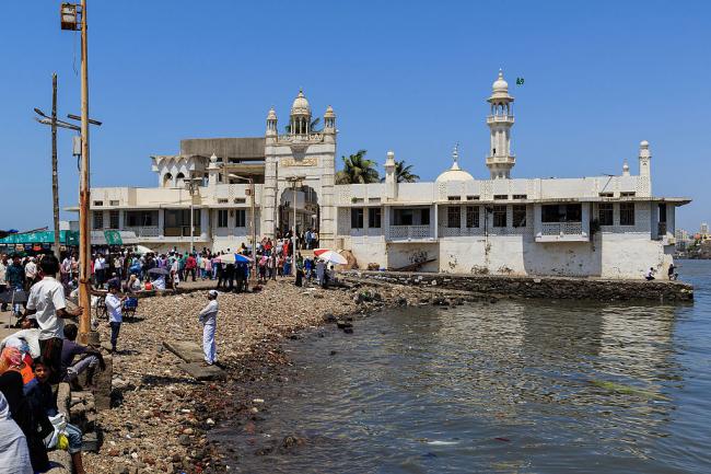 Trupti Desai enters Haji Ali Dargah