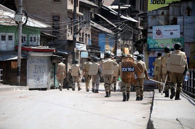 Kashmir: Violent protesters snatch service rifle from cop