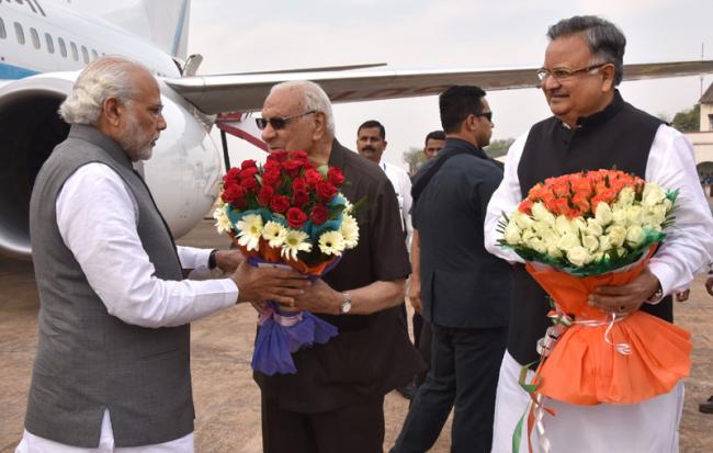 Narendra Modi being received by Balramji Das Tandon and Raman Singh on his arrival at Raipur