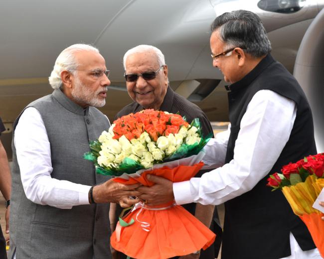 Modi unveils plaque for foundation stone of housing projects in Naya Raipur 