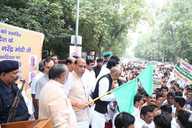 Rajnath Singh flags off Vikas Daud