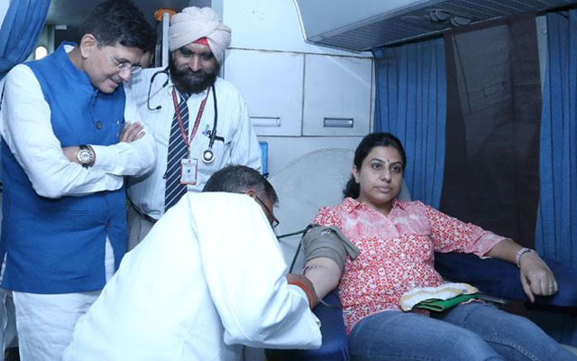 Piyush Goyal inaugurates blood donation camp