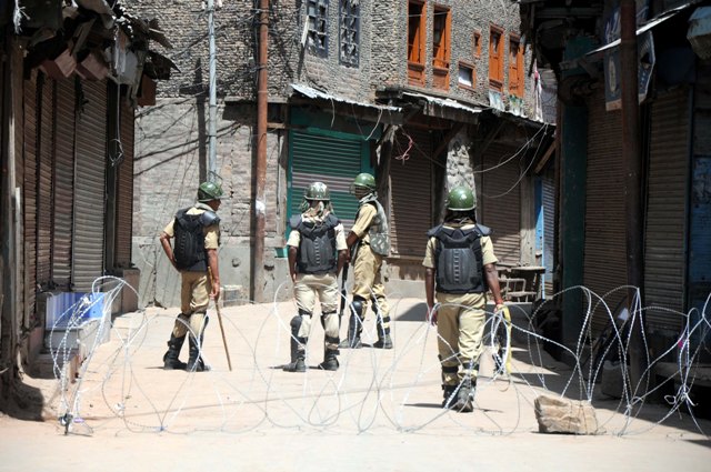 Militants kill cop in J&K