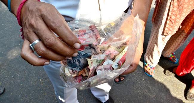 Demonetisation: Torn banned 500,1000 notes found in Kolkata