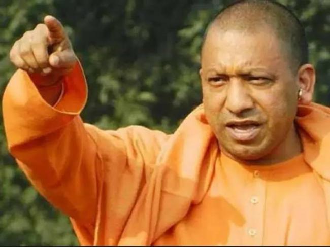 Uttar Pradesh : Yogi Adityanath offers prayers at makeshift Ram temple in Ayodhya