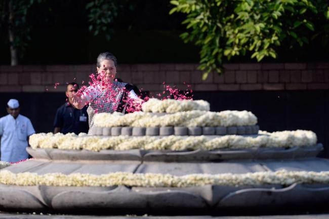 Sonia, Rahul pay tributes to Rajiv Gandhi on his birth anniversary