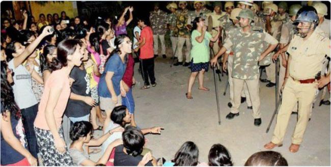 BHU eve-teasing row: Campus remains tense, 7 injured in lathicharge