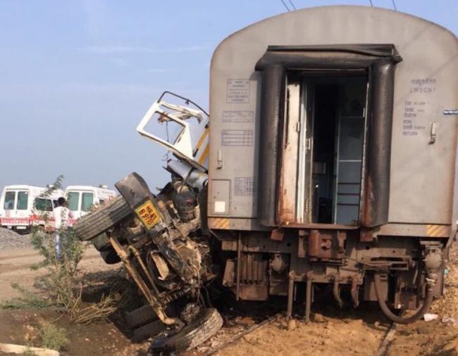 Kaifiyat Express derails in UP, at least 70 injured