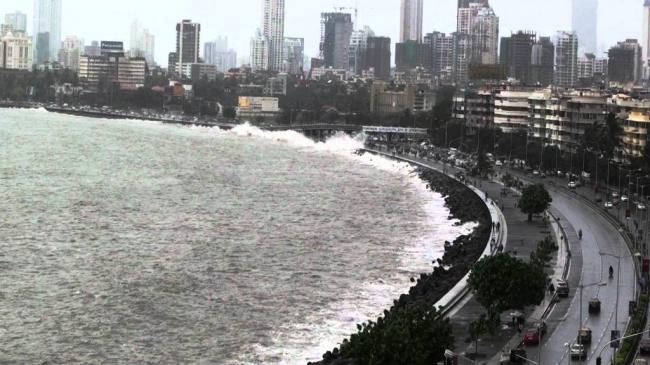 Heavy rain retards daily-life in Mumbai