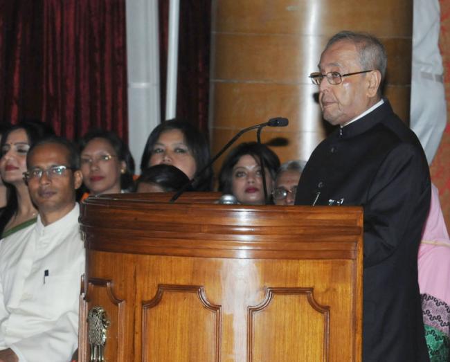 President Pranab Mukherjee congratulates IISc