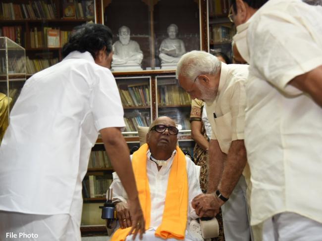 PM Modi pays tribute to mortal remains of Karunanidhi