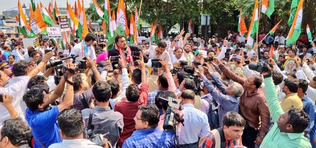 Congress workers protest outside CBI office in Mumbai