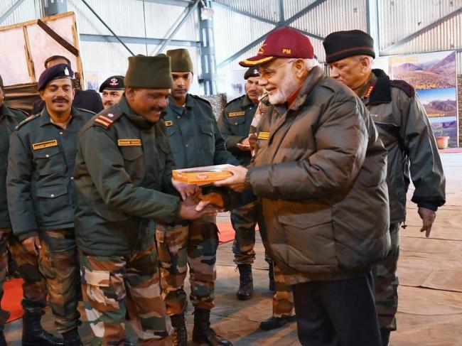 PM Modi with Indian Army (Image: twitter.com/PIB_India)