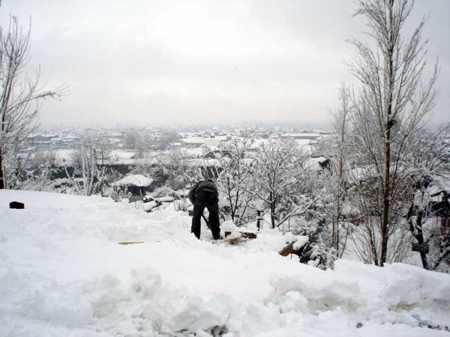 Avalanche kills one soldier, injures another near LOC