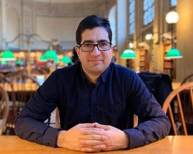 Kashmiri IAS officer Shah Faesal resigns