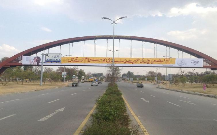 Srinagar fruit Mandi traders protest against Kashmir highway 'blockade'