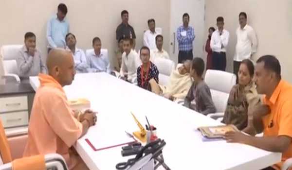 Yogi AdityanathÂ meetsÂ Hindu Samaj PartyÂ leader KamleshÂ Tewari's family members