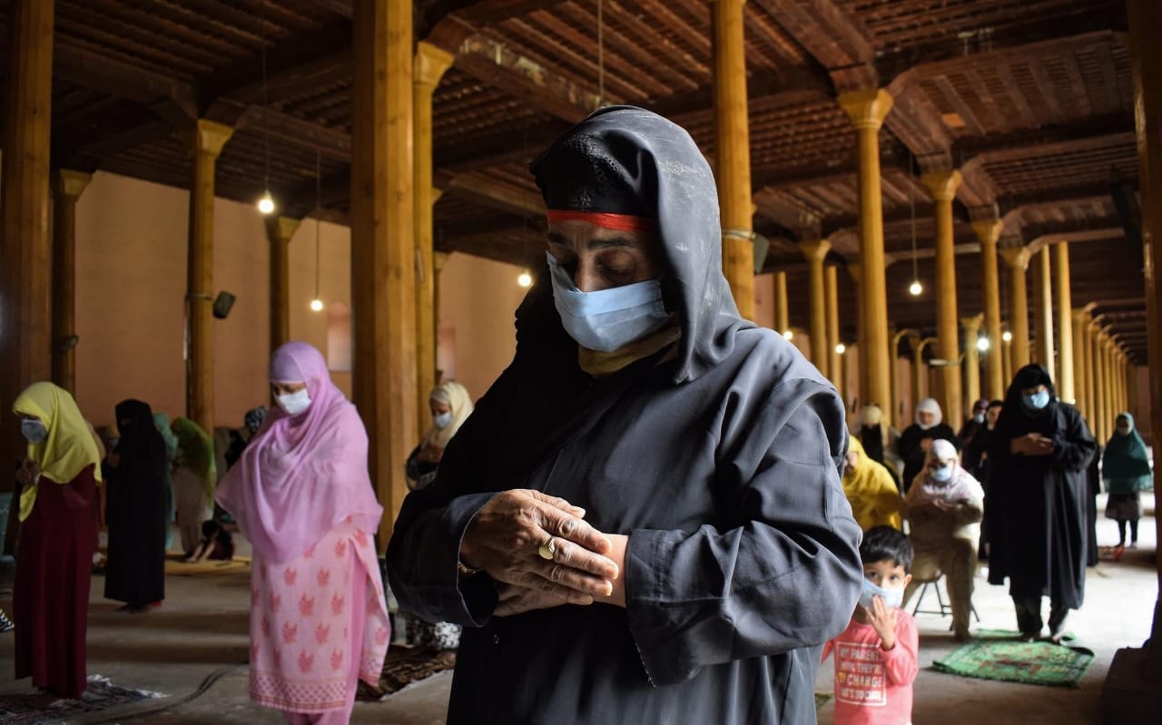 Following social distancing norms, Friday prayers offered in mosques  in Kashmir after 5 months