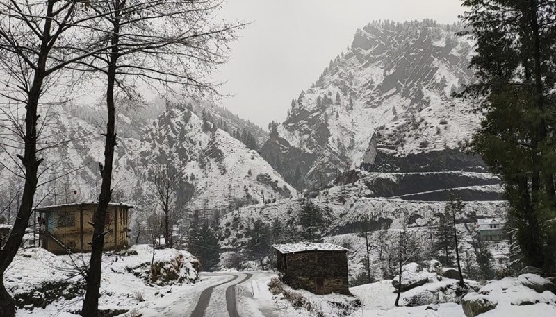 Dozens of far-flung, remote areas again cutoff in North Kashmir due to snowfall and rain