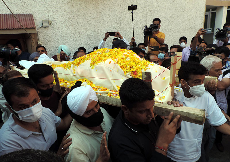 Jammu and Kashmir: Hundreds attend last rites of Bindroo killed by terrorist in Srinagar