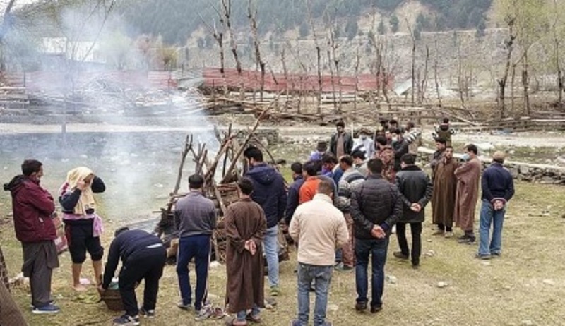 Kashmir: Muslim Neighbours Help Perform Last Rites Of A 75-year-old ...