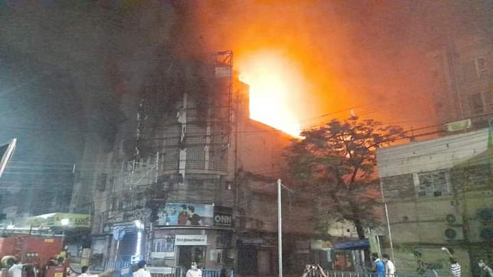 Kolkata: Major fire breaks out at Laketown's Mini Jaya cinema hall, 2 injured, firefighting ops underway