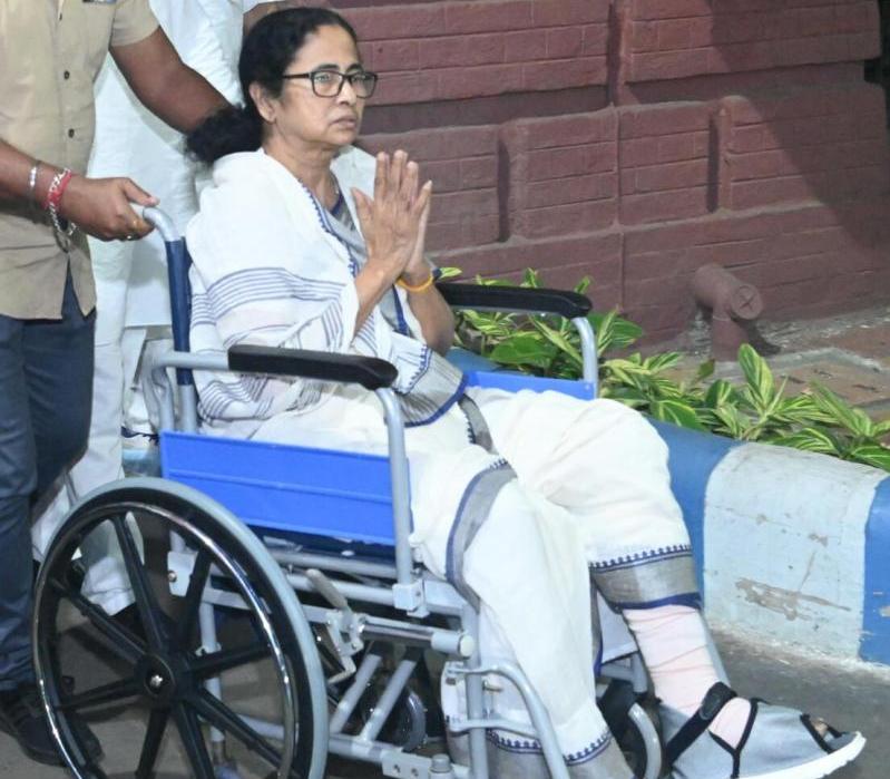 After injury Mamata Banerjee to lead roadshow in wheelchair today