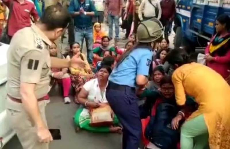 Bengal teachers' recruitment scam: 2014 TET aspirants hit streets, scuffle with Kolkata Police