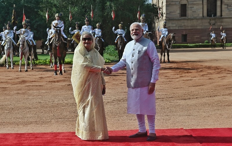 Sheikh Hasina presents mango to Narendra Modi, Droupadi Murmu