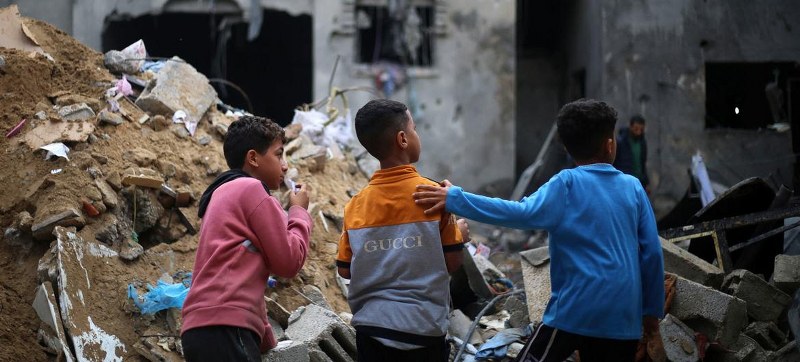 Children look at their destroyed homes in Rafah city, in the southern Gaza Strip. Photo courtesy: UNICEF / Eyad El Baba 