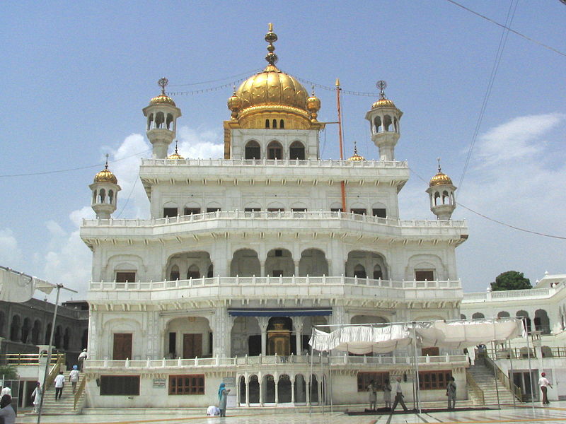 Akal Takht mandates xanthic and blue colours for Nishan Sahib flag at gurdwaras after complaints of ‘saffronisation’