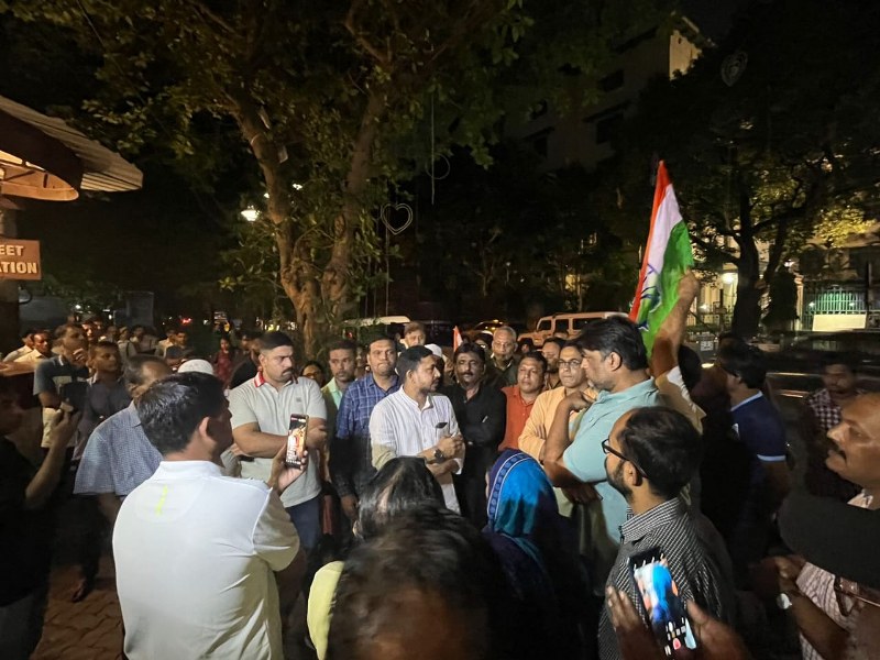 Congress activists protest against the incident in front of Park Street police station.