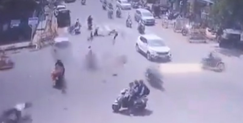 Maharashtra: Car crashes into four bikes at a busy intersection in Kolhapur, 3 dead