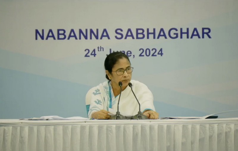 'Do I have to sweep the streets now?' Mamata Banerjee pulls up civic body chiefs