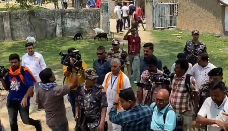 Bengal: Stones thrown at Dilip Ghosh's car in Burdwan as sporadic incidents of violence mark 4th phase of LS polls