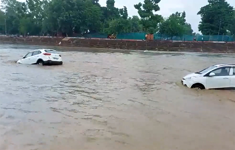 Uttarakhand: Overflowing seasonal river washes away vehicles in Haridwar