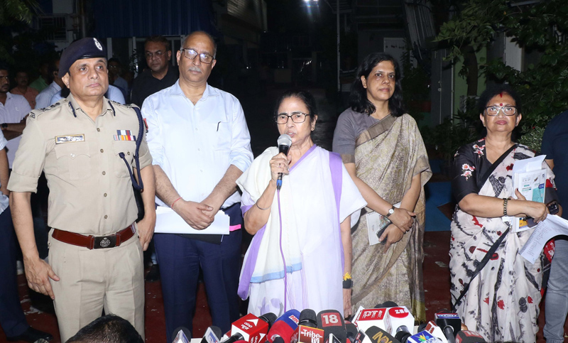 Mamata Banerjee announcing the removal of Vineet Goyal as the Kolkata CP at her residence on Monday night. Photo: Avishek Mitra/IBNS