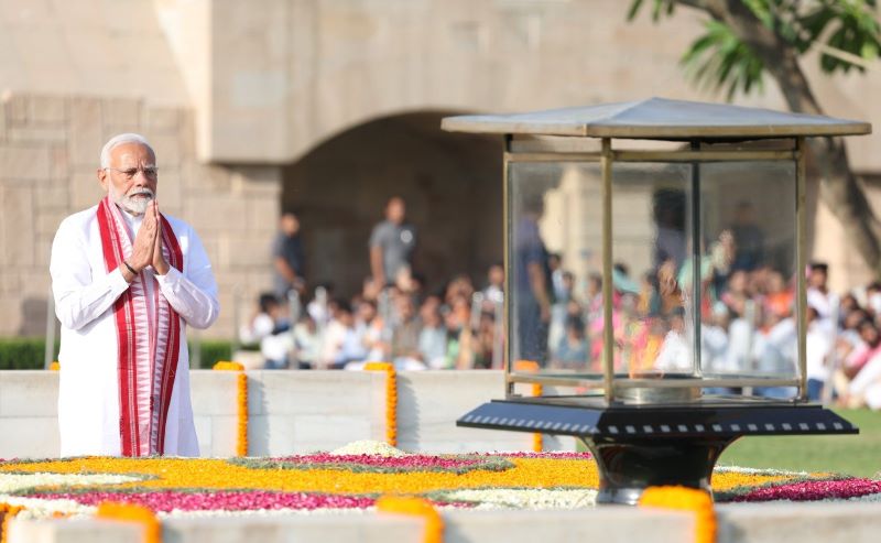 Ahead of oath ceremony, Modi pays tribute to Mahatma Gandhi, Atal Bihari Vajpayee