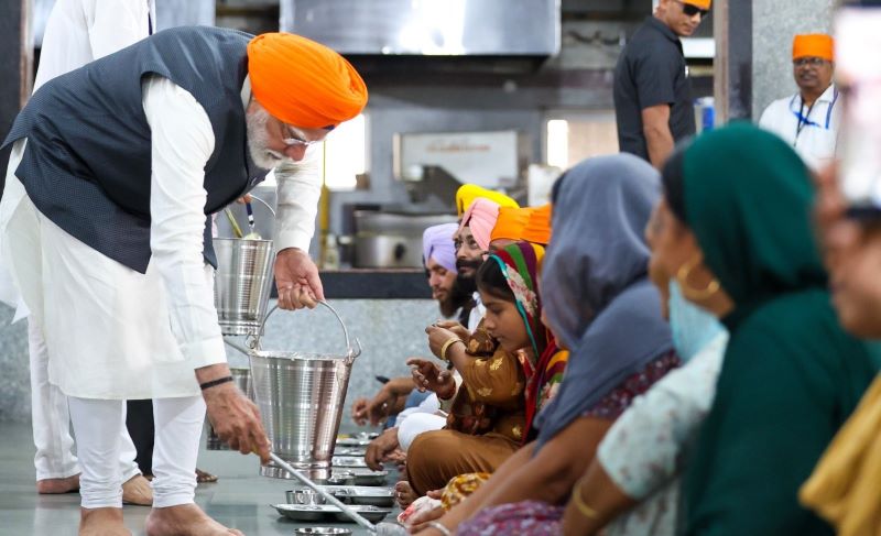 Lok Sabha polls: Modi serves langar in Bihar's Gurudwara Patna Sahib in outreach to Sikh community